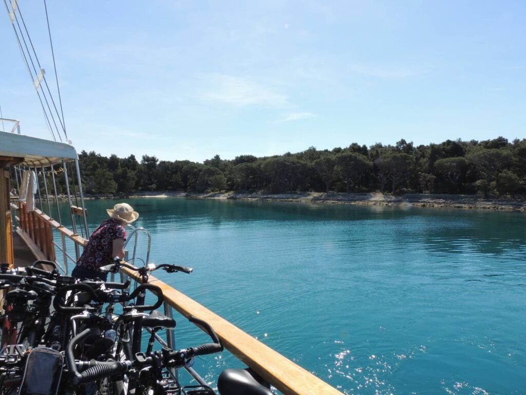 Kroatien Istrien Inselhüpfen Kvarner auf dem Boot, Badebucht, Fahrräder an Deck